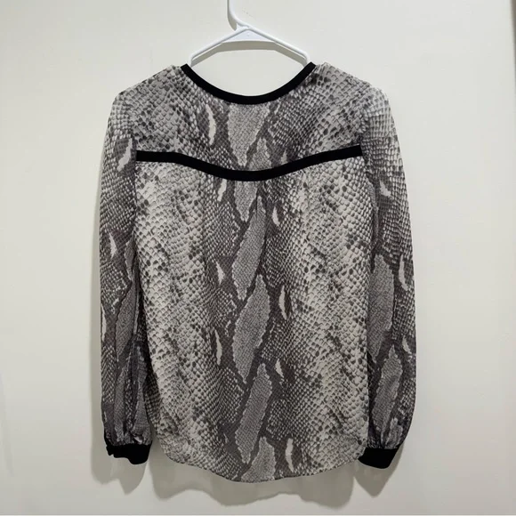 Diane von Furstenberg Lane Silk Chiffon Snake Print Blouse‎ – Size 2 - Picture 6 of 14